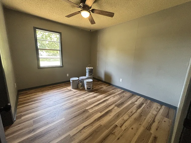2702 W Commercial St — Photo 6