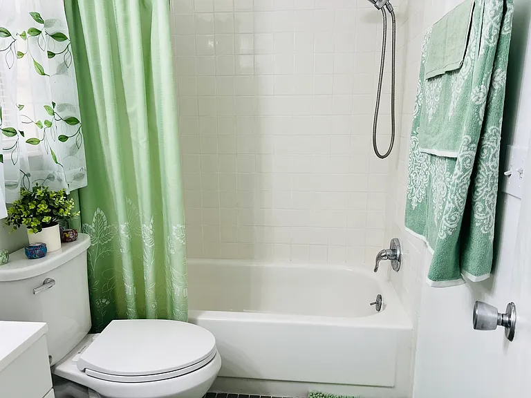 1100 E Caroline St — Photo 8