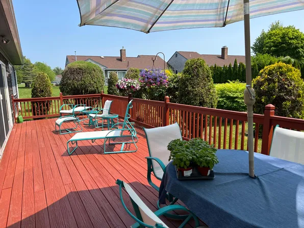 138 Oakland Farm Rd, Portsmouth, RI 02871