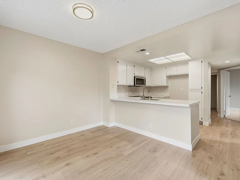 363 Stanford Ct — Photo 4