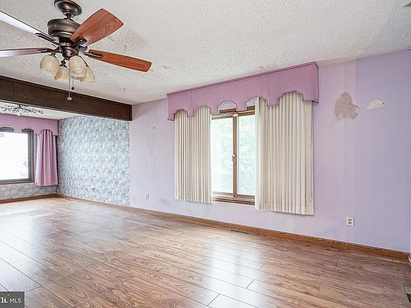 4th image of 1479 Memorial Ave