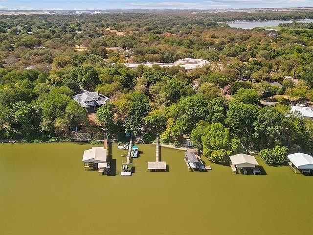 1st image of 4220 Lakewood Dr