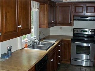 2nd image of 670 Burg St