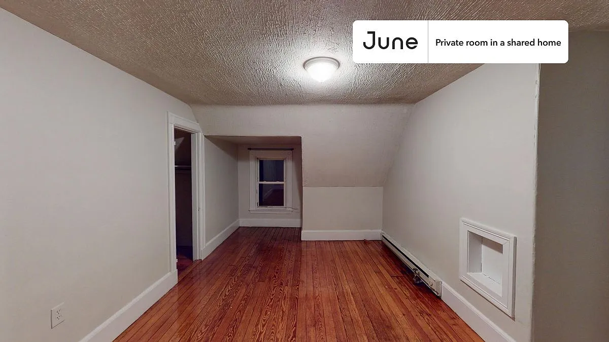 Queen bedroom in 6 bed/2 bath home in Allston #1235 F — Photo 2