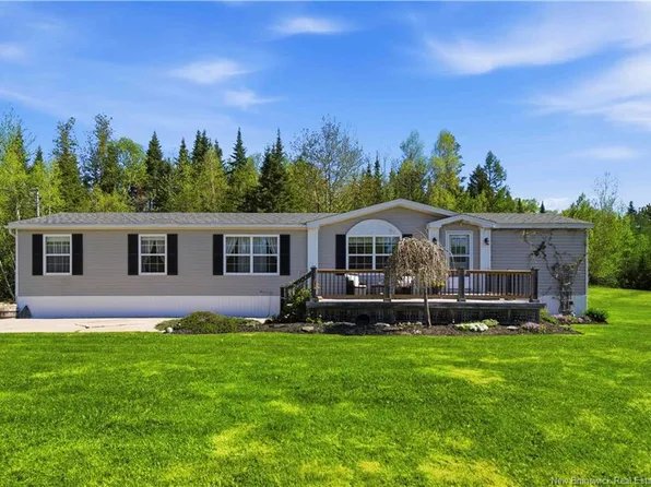 4 Cedar St, Lincoln, NB E3B 9C4