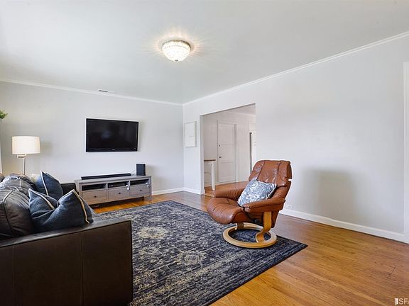 5th image of 354 Rockwood Dr