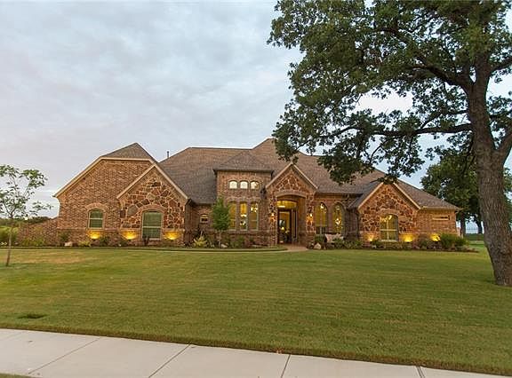 3rd image of 118 Highland Ct
