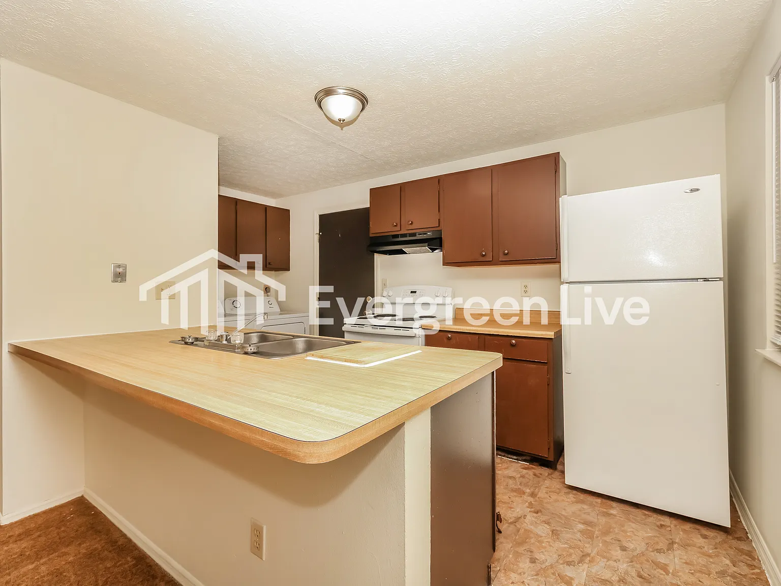 3 bed, 1.0 bath, 933 sqft, $995 — Photo 3