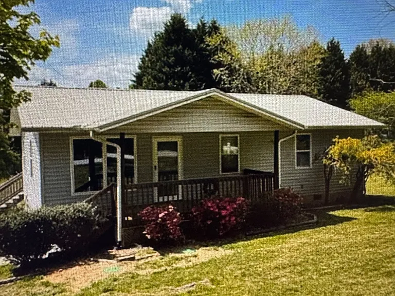 18 Grove Hills Dr — Photo 1