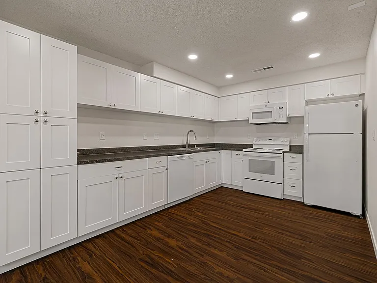 Train Station Apartments — Photo 30
