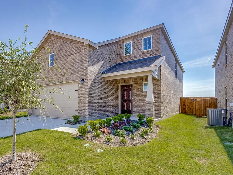 877 Table Rock St — Photo 1