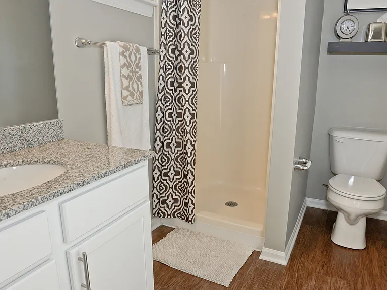 Lakeview Court Apartments — Photo 9