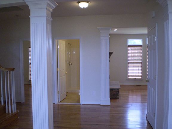 Awesome Foyer & Hardwood Floors