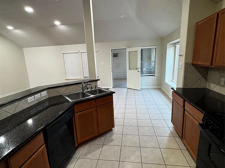 9311 Camelia Crest Ln — Photo 11
