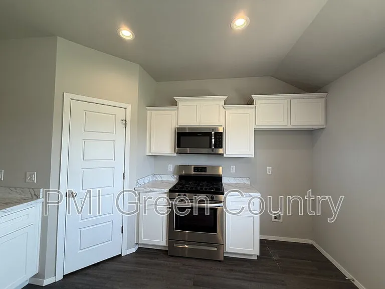 16124 S 83rd East Ave — Photo 8