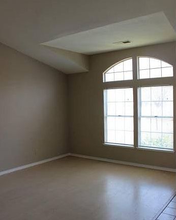 family room, spacious !!