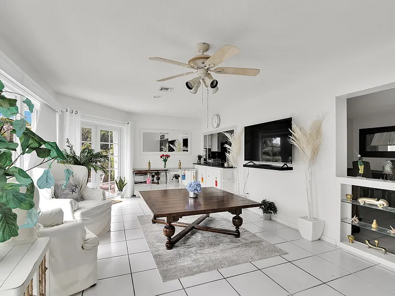 450 French Royale Cir — Photo 6