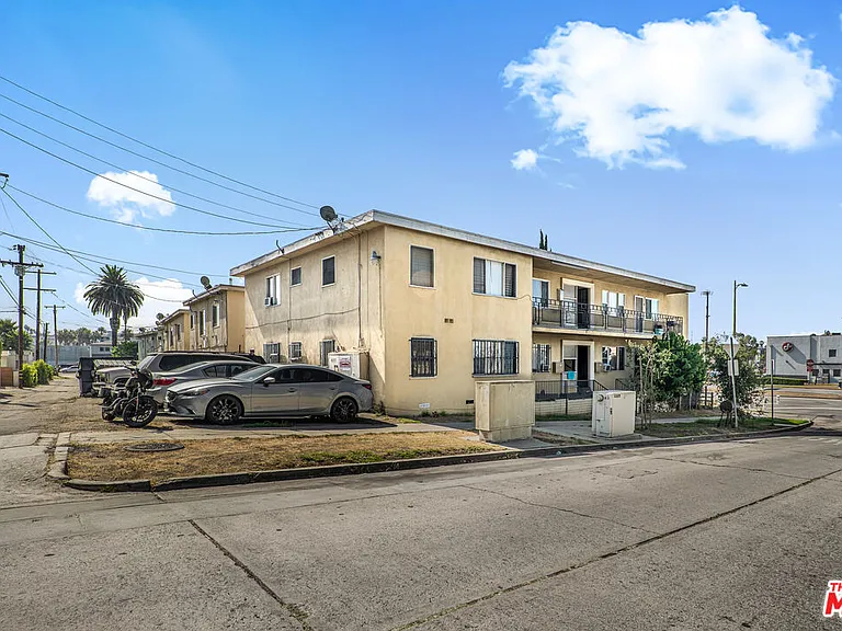 4777 San Vicente Blvd #8 — Photo 1