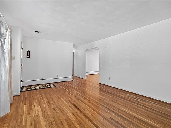 5th image of 14 Charlton Dr