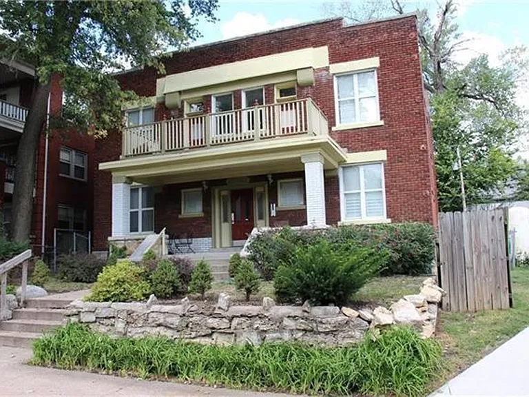 3220 E 10th St — Photo 2