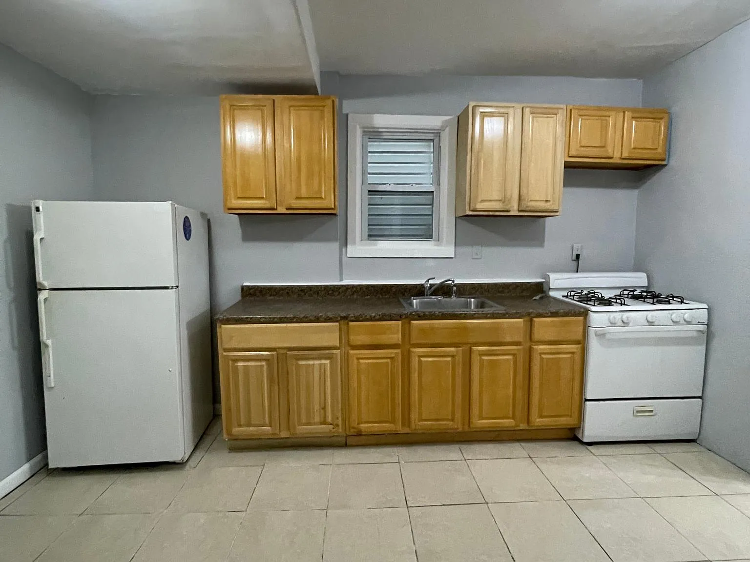 3 bed, 1000 sqft, $2,000 — Photo 1