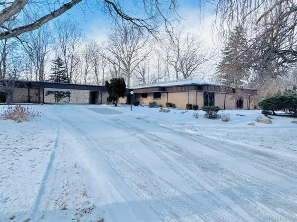 28533 River Crest Dr, Southfield, MI 48034