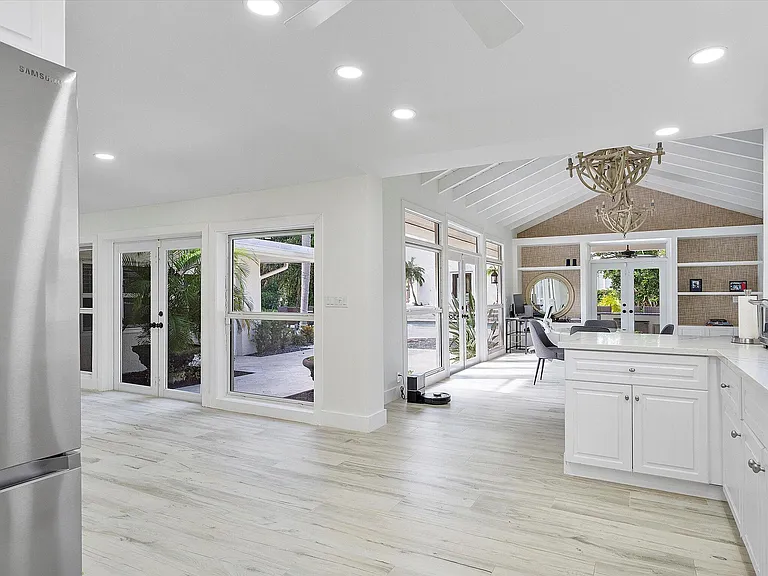 411 Poinciana Dr — Photo 12