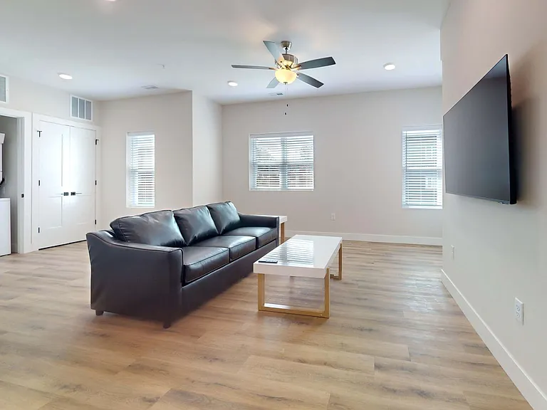 305 W Washington St — Photo 32