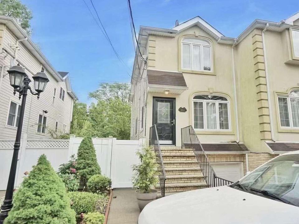 1st image of 165 A Ainsworth Ave