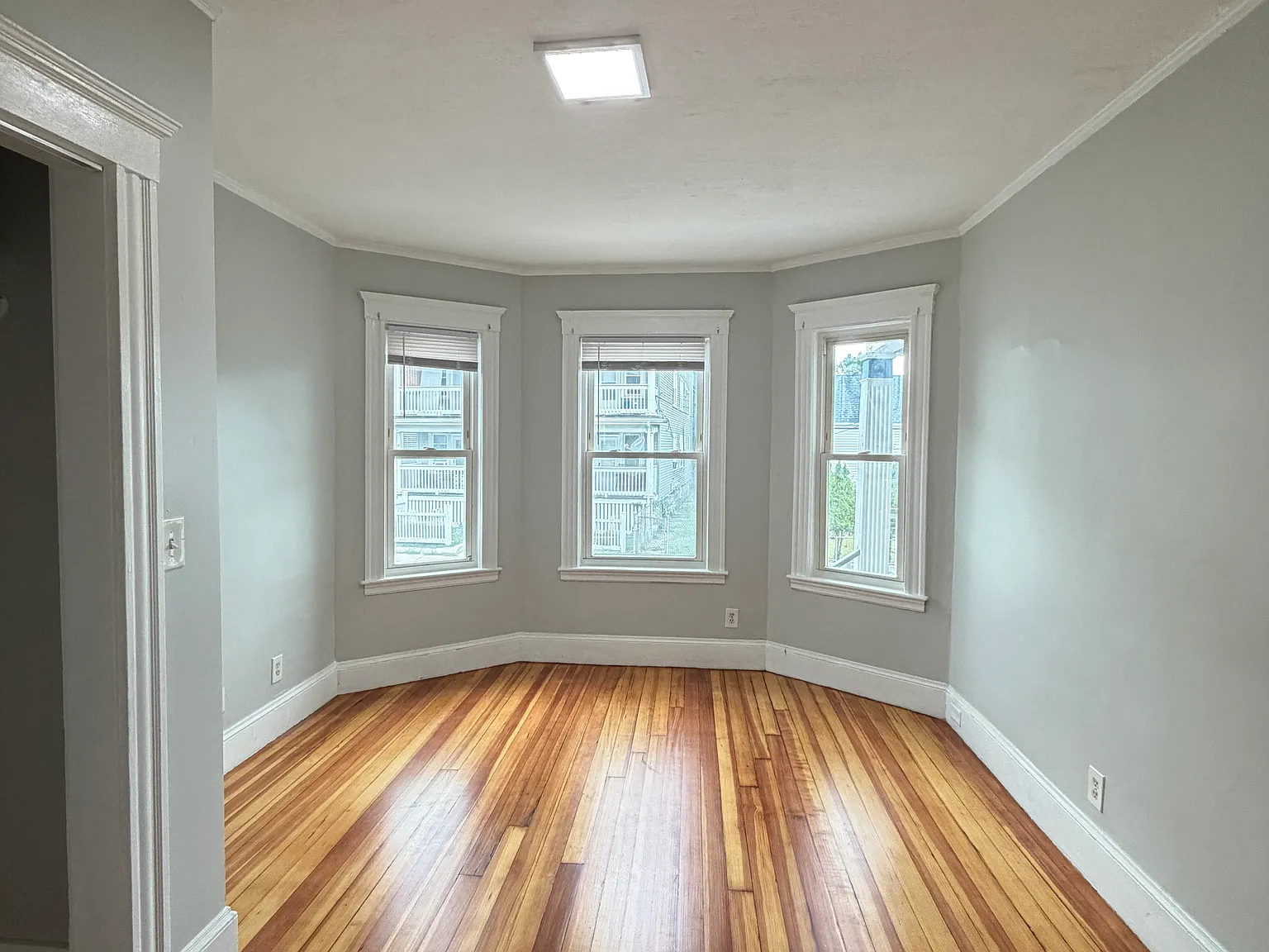 3 bed, 1031 sqft, $3,300 — Photo 3