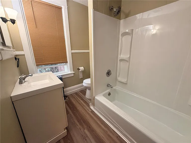 943 Center St #2 — Photo 8