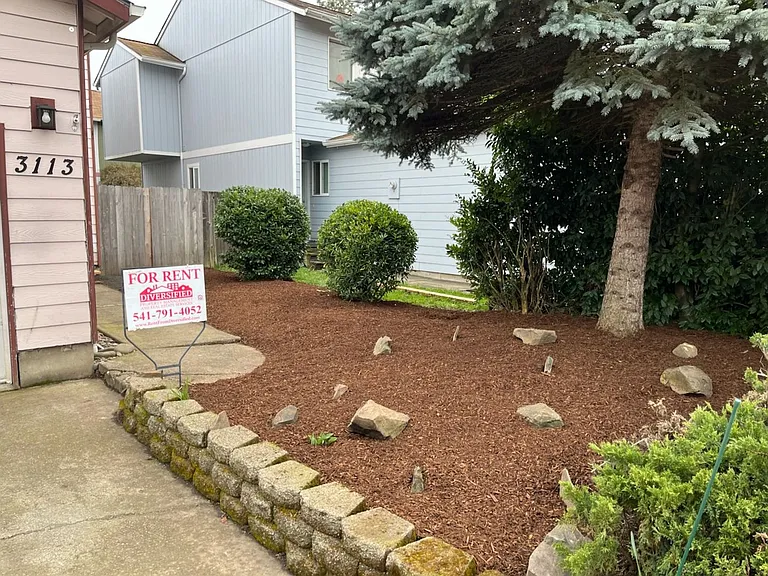 3113 NE Flintlock Pl — Photo 3
