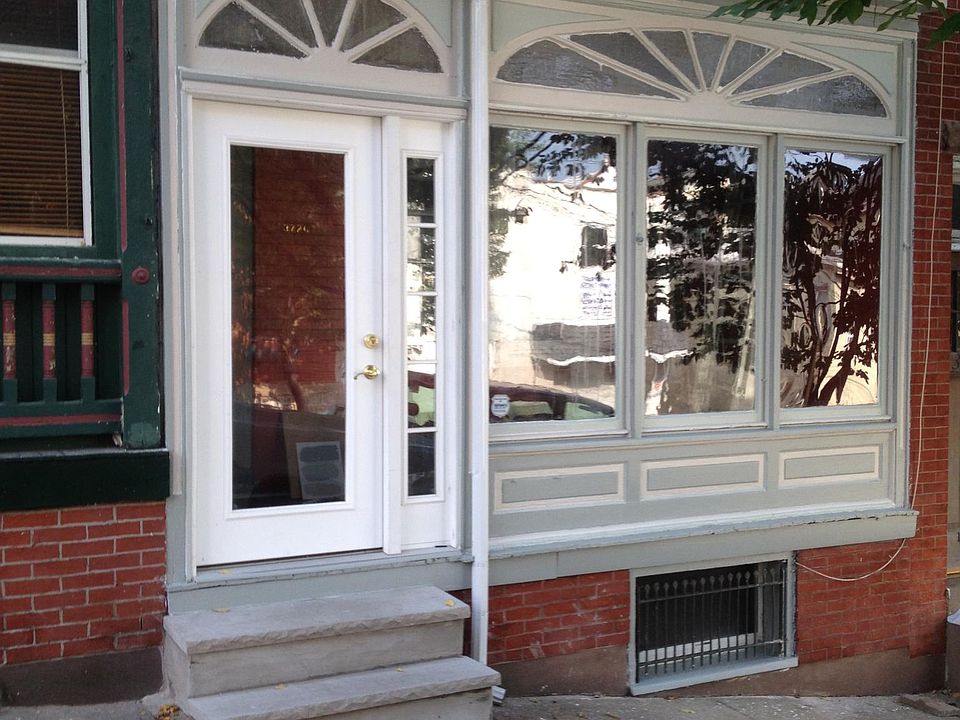 Enclosed front porch, place for bikes or to sit. the house is 100 yards from Kelly drive and the paths for bikes or jogging.