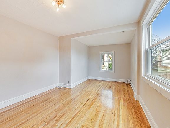 3rd image of 4218 N Whipple St #2W