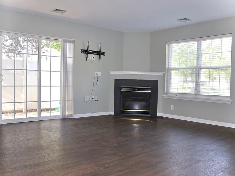 44 Courtyard Dr — Photo 5