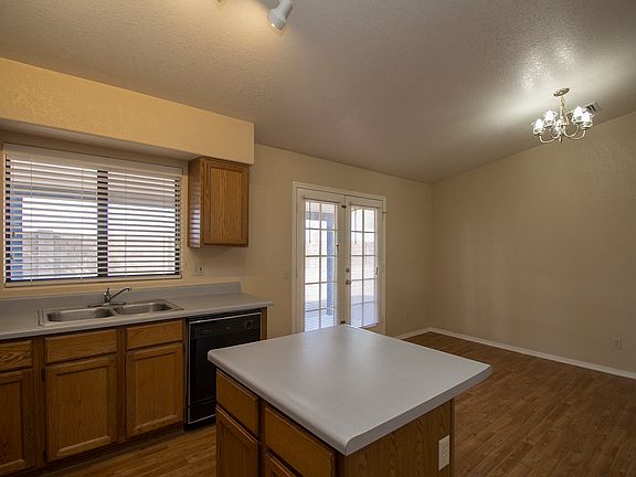 5th image of 286 N Shasta St