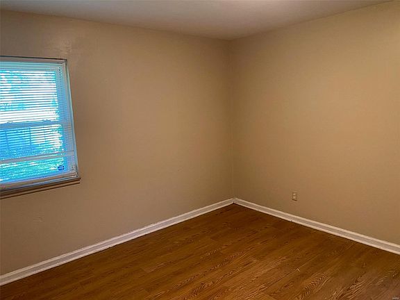 4th image of 376 Bluff Dr