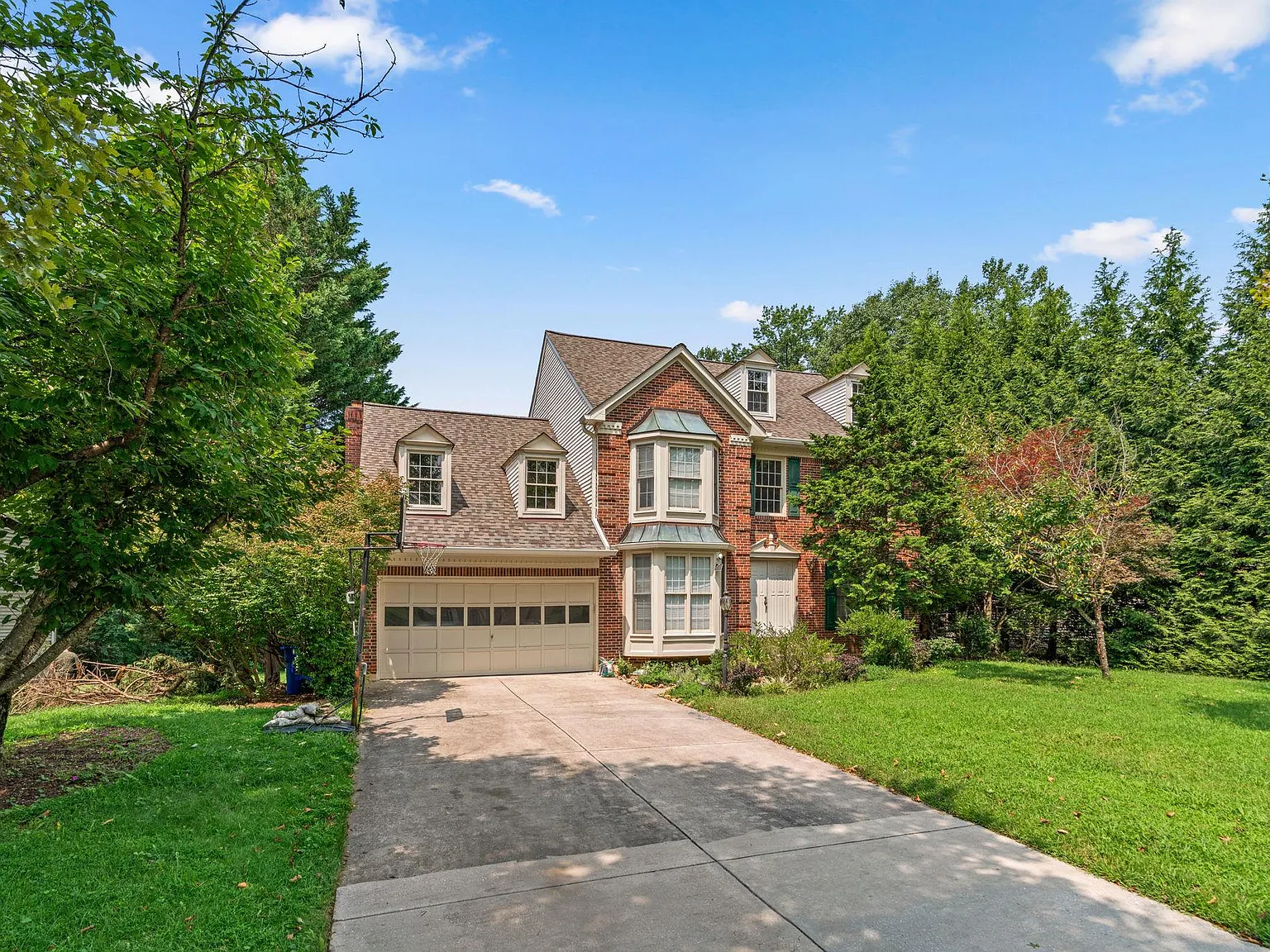 5 bed, 2.5 bath, 2408 sqft, $4,750 — Photo 2