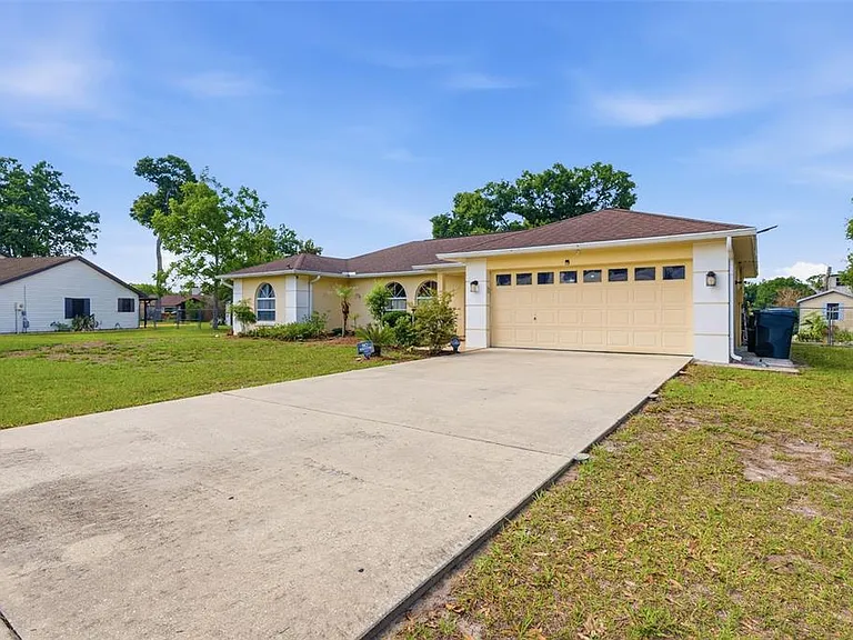 1011 Winifred Way — Photo 2