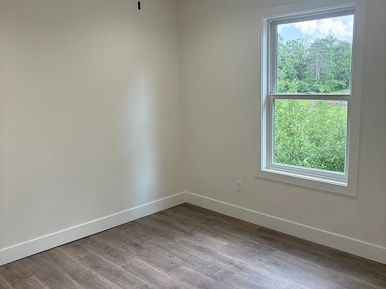 527 W Elm St — Photo 5