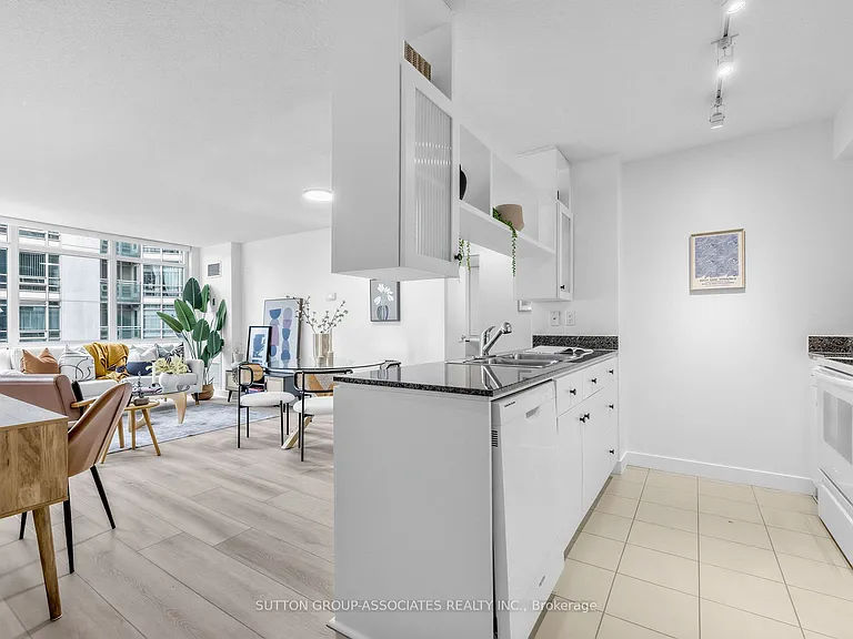 381 Front St W #611 — Photo 14