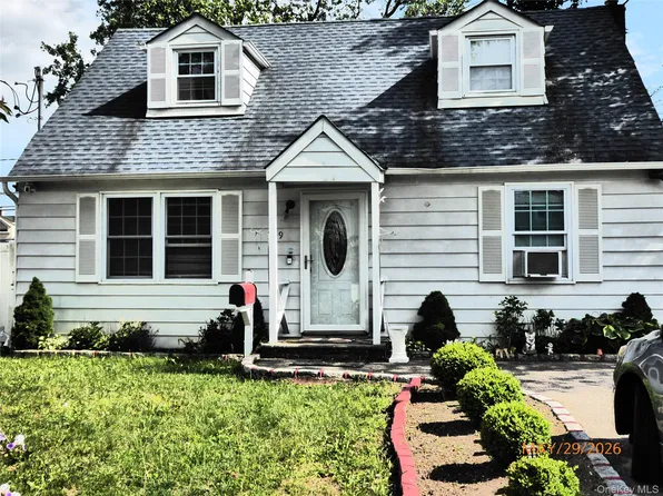 19 3rd Street, Lindenhurst, NY 11757