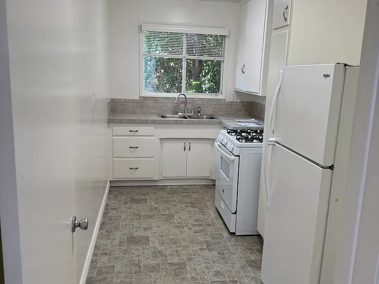 912 N Genesee Ave #8 — Photo 14