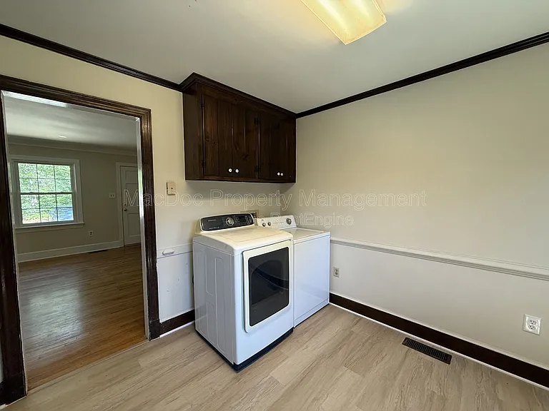216 W Broaddus Ave — Photo 10