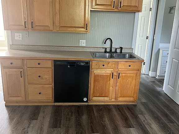 5th image of 707 Broadway St