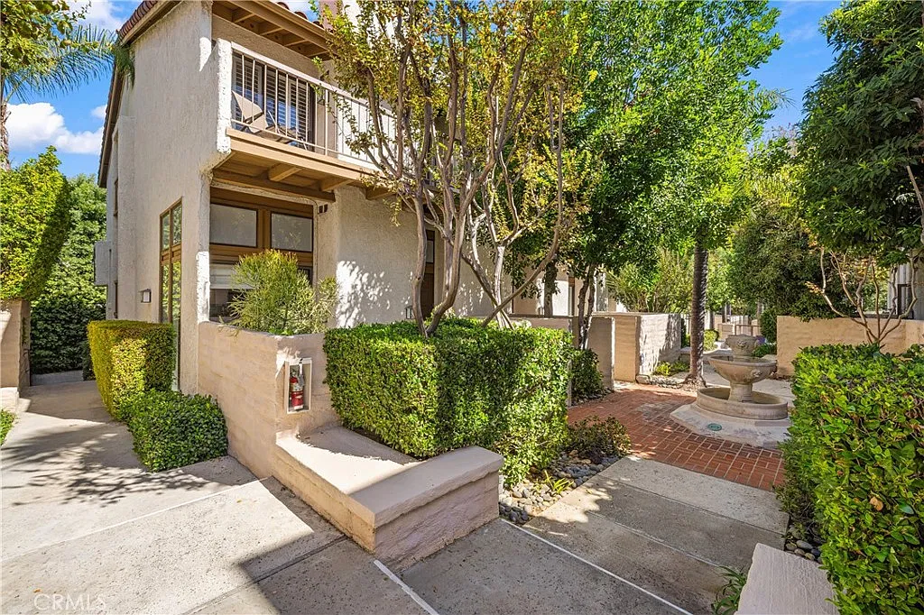 3 bed, 2.5 bath, 1742 sqft, $5,500 — Photo 3