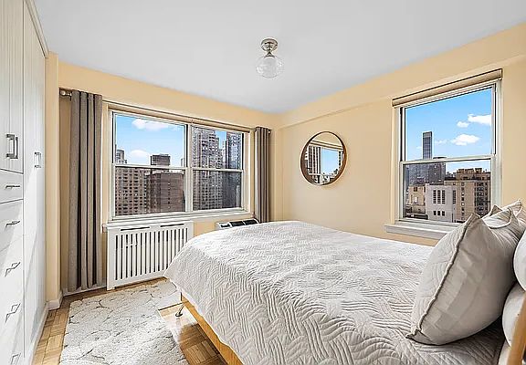 5th image of 300 E 71st St APT 18R