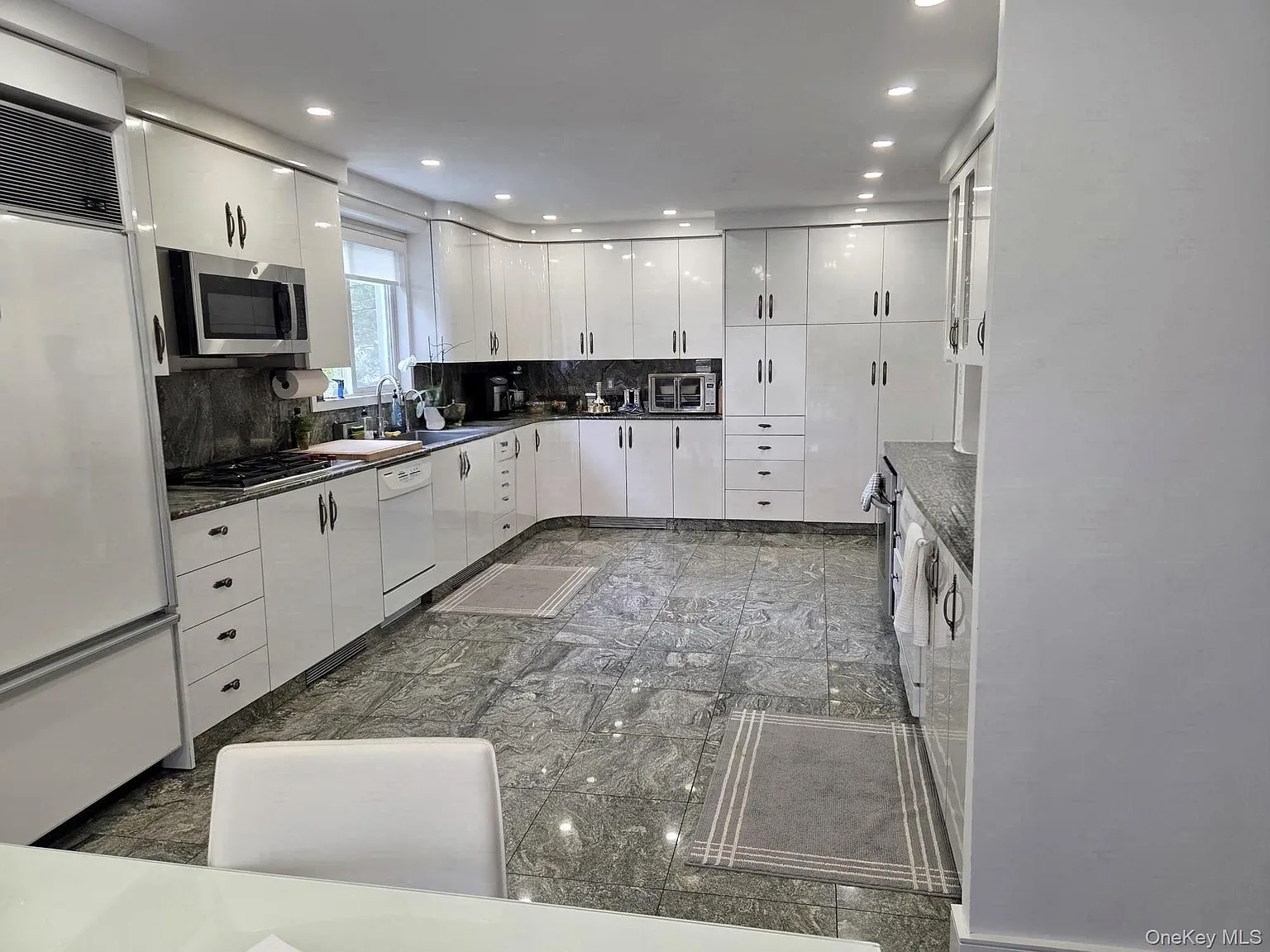 5 bed, 3.5 bath, 3627 sqft, $6,500 — Photo 3
