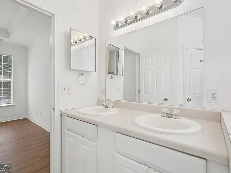 2596 Bates St SE — Photo 27