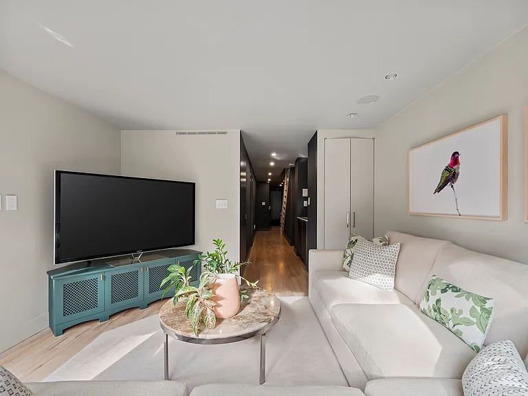 160 Ainslie St #1 — Photo 8